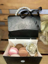 COFFRET RITUEL DOUCEUR SUCREE:4 macarons savons, 1 rose dans joli sac